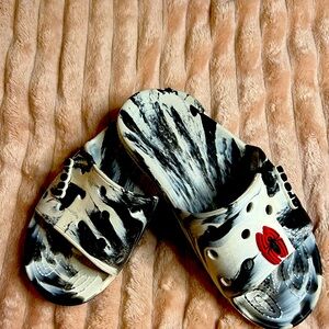 Crocs Classic Marbled Slide Sandals Men's 6 Women's 8 Black/White Crocs Charms.